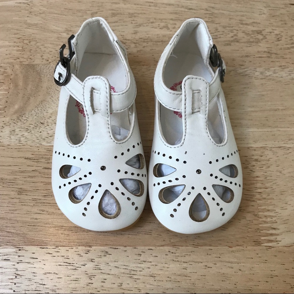 Adorable size 5 leather Mary Janes